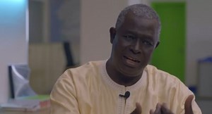 📅🎼 Chaque mois, un instrument de musique. Mais avant, un focus sur l'histoire de la Musique au Sénégal. 😎 Prêt pour le challenge ? Le Goethe-Institut Sénégal a fait appel à de grands musiciens de renommée mondiale afin de proposer à tous les amateurs de musique 12 masterclass sous formes de cours en ligne disponibles gratuitement : Guitare, Kora, Balafon, Batterie, Vocal, Basse, Piano, Saxophone, Violon, Percussion, Riti. Chaque mois de l’année 2023, nous partagerons avec vous une vidéo instr