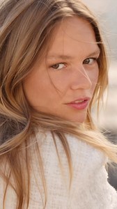 Universal CHANEL LES BEIGES NATURAL GLOW POWDER hətta güzgü olmadan...