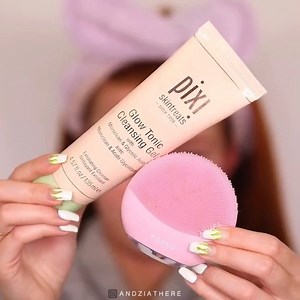 Angleika advises: "Never go to bed without removing your make-up. It may seem like a complicated mission at times, but you should cleanse your skin before going to bed so that your skin can regenerate during your sleep 😴." What skincare products do you use before you hit the sack? 📷: @andziathere | FOREO