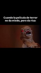 Del miedo a la risa 👇🏼 Te ha pasado que estás viendo “la mejor película de terror del año”, pero de terror no tiene nada y la historia tan mala que no te queda otra que reír? Así es como las películas de “terror” terminaron muchas veces convirtiéndose involuntariamente en comedias, ya que para que “el monstruo” o la “entidad maligna” sea realmente aterradora se requiere que funcionen bien muchas partes desde los efectos especiales, el maquillaje correcto, una tensión previa al momento exponer 