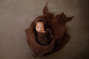 Baby Ethan was born at 37 weeks and was photographed at 15 days. www.bellybabylove.com | Ana Brandt Baby