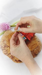 Oferă un mărțișor deosebit, util și funcțional în același timp, ce poate fi purtat tot anul. Fiecare broșă o vei primi ambalată separat în cutie cadou, alături de: 🔴 𝟏𝟎 𝐝𝐢𝐬𝐜𝐮𝐫𝐢 𝐝𝐞 𝐟𝐞𝐭𝐫𝐮 𝐝𝐞 𝐝𝐢𝐟𝐞𝐫𝐢𝐭𝐞 𝐜𝐮𝐥𝐨𝐫𝐢 - astfel broșa va putea fi asortată la culoarea ținutei prin schimbarea discului 💧 𝟏 𝐟𝐢𝐨𝐥ă 𝐜𝐮 𝟏𝐦𝐥 𝐝𝐞 𝐮𝐥𝐞𝐢 𝐞𝐬𝐞𝐧ț𝐢𝐚𝐥 𝐝𝐞 𝐥𝐚𝐯𝐚𝐧𝐝ă - cu efect relaxant, echilibrant și liniștitor, care poate fi picurat pe discul de fetru din interiorul 