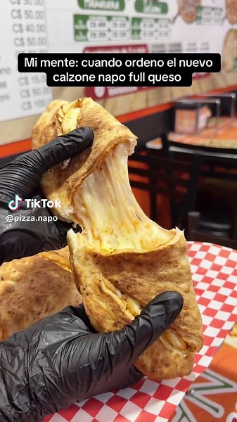 Crujiente por fuera, full queso por dentro 🧀✨ Pide hoy el nuevo calzone full queso en Pizza Napo y enamórate desde el primer mordisco 😍.