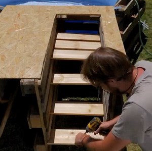 週末に裏庭で至福のひとときを：2日目でDIYプール建設！ | 5分でできる DIY で遊ぼう | Facebook