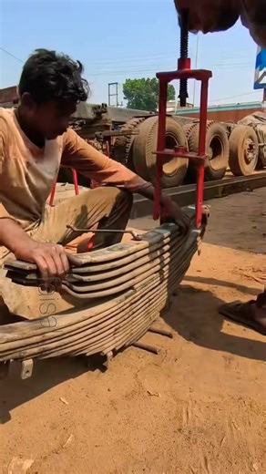 Truck leaf spring restoration tool🛑🧑‍🔧 #Mechanicworks #automotive #workshop #usa #mecanicien #automobile #machine #reelsfyp | Faisal