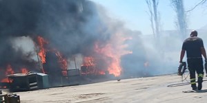 Incendio a Buseto Palizzolo, danneggiato un capannone. A Partanna distrutte 10 auto
