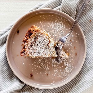 Milk Bar Crack Pie is seriously addicting. A combination of salty and sweet, the pie has a crispy oat cookie crust and an ooey gooey butter filling. Recipe >> https://www.ifyougiveablondeakitchen.com/momofuku-crack-pie-recipe/ Pin it for later >> https://pin.it/dwxved54qu7lff | If You Give a Blonde a Kitchen