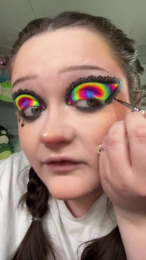 Winkylux Makeup Tutorial: Chain Makeup Look with Graphic Liner