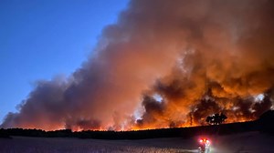Bushfire emergency warning issued north of Perth as Ocean Farms Estate homes under threat