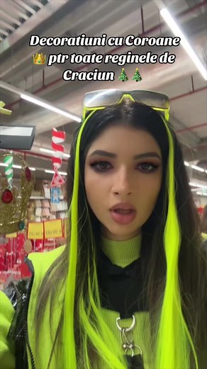 Am gasit in Jumbo o gramada de coronite la decoratiuni de Craciun 🎄🎄🎄🎄 Tu cum faci bradul anul asta? #sarahjsun #craciun #regina #reginapetiktok #verde | Sarah JSun Official