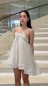 𝐂𝐚𝐥𝐥𝐢𝐞 𝐃𝐫𝐞𝐬𝐬 - Soft as a whisper, sweet as a dream 🤍 Thiết kế babydoll dáng xòe với điểm nhấn nơ lớn ở ngực, kết hợp dây cổ yếm mảnh mang đến vẻ ngọt ngào và tinh tế. Vạt váy xòe lệch trendy tạo cảm giác mềm mại, thoải mái khi chuyển động. 𝐂𝐚𝐥𝐥𝐢𝐞 𝐃𝐫𝐞𝐬𝐬 được làm từ chất tơ Nhật, giúp tổng thể thêm phần bay bổng và thanh thoát. 𝐂𝐚𝐥𝐥𝐢𝐞 𝐃𝐫𝐞𝐬𝐬 là lựa chọn hoàn hảo cho những buổi hẹn hò nhẹ nhàng hay dạo phố cùng bạn bè _______________________