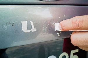 Aufkleber vom Auto entfernen - 6 hilfreiche Tipps