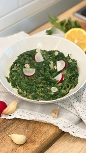 Mancare de urzici cu usturoi fara gluten.Este o mancare traditionala de primavara, foarte simplu de facut, delicioasa si plina de vitamine. In locul fainii de grau am folosit faina de naut ca sa lege compozitia. Eu am pus si putin amidon de cartofi, dar acest pas este optional. A iesit o mancare foarte gustoasa, iar nautul ii da o aroma deosebita.Urzicile sunt pline de vitamine, saruri minerale si au o multime de efecte benefice pentru sanatatea noastra.Daca mergeti la piata sa cumparati urzici,