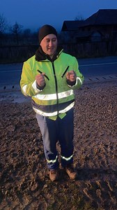 Astazi am sarbatorit 1 Decembrie prin munca ca de obicei! Urmariti pana la final clipul sa vedeti cum detecteaza fratica conducta de apa cu 2 electrozi! Maine o sa va pun partea a2a! #conductadeapa #excavator #excavatorist #mecanicutilaje #viatalatara #tehnologia #fermieruladrian #agricultura #tractorist #agriculturaromaneasca #viatalasat #lamunca #muncainechipa #top #ardealul #forta #Fratica #1decembrie #lamuncanulaintinsmana | Cozmuta Adrian