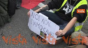 No green pass, i manifestanti di Roma si siedono per terra in omaggio ai portuali di Trieste