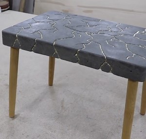 We're currently obsessed with this DIY cracked concrete table! | MetDaan DIY