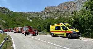 Tři mrtví po pádu vrtulníku v Chorvatsku: Stroj se zřejmě zachytil o lanový skluz pro turisty