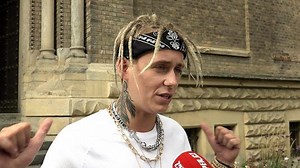 S dredy na hlavě a řetězy na krku to roztočil u oltáře: Vojta Drahokoupil si pro svůj nový klip vybral nevšední místo - Super.cz