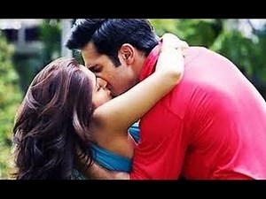 Varun Dhawan Has Kissing Scene with Divya Dutta in Badlapur | New Bollywood Movies News 2014