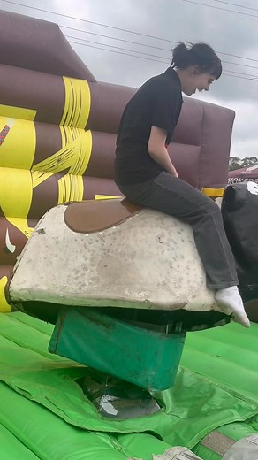 Gracie having a red hot go here at The Victoria Hotel, Hinton bullarama | Pirate Woodfire Eats