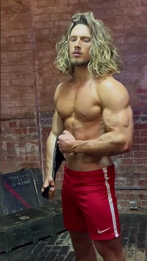 FITNESS MODEL POSING
