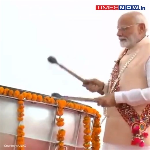 Washim, Maharashtra: Prime Minister Narendra Modi tries his hands on a traditional dhol at the Samadhi of Sant Seva Lal Ji Maharaj. #PMModi #Dhol #TimesNowNews | TIMES NOW