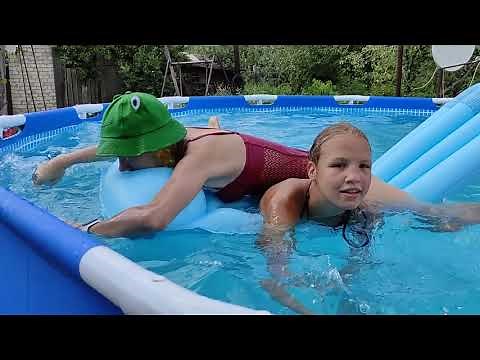 Swimming in the pool! Плаваем в бассейне!