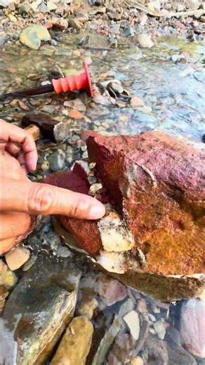 quartz stone containing gold content