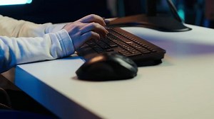 Programmierer tippen auf Computer, um Schwachstellen: Stockvideos & Filmmaterial (100 % lizenzfrei) 3591147969 | Shutterstock