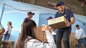 87K views · 955 reactions | Continuous relief packs distribution in Barangay Colacling Lupi ✌ #BagyongKristine #KristinePH #FirstDistrictCamSur #CamarinesSur #CongHORIbata #CongHoriHoribata #DSWD | Congressman Hori Horibata | Facebook