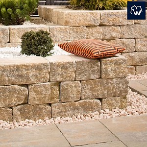 Murki ogrodowe OGRODNIK to delikatne, prostokątne elementy o eleganckiej formie, które rewolucjonizują ogrodową przestrzeń. 💪 Ich niewielka grubość sprawia, że idealnie nadają się do tworzenia wyrafinowanych rabat, subtelnego ogrodzenia czy murków. 🧱 Dzięki nim z łatwością wzbogacisz ogród o eleganckie detale, które zachwycą swoją funkcjonalnością i estetyką. 😊 | Bruk-Bet dom i otoczenie