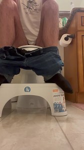 Shitting with a squatty potty