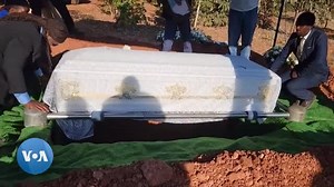 Mutori wenhau weStudio7 Lucy Yasini aradzikwa kumarinda eGlen Forest muHarare nhasi. Vakawanda vamurumbidza nemabasa aakabata mukutorwa kwenhau. | VOA Shona