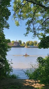 Welcome to the Thames Path, a 185 mile trail extending all the way from the Cotswolds down into the heart of London. A wonderful way to discover the capital by foot with a trail full of riverside landmarks, restaurants and quiet pockets of nature💚 Have you walked along the Thames Path before? 📍Thames Path, Hammersmith #LetsDoLondon #VisitLondon | Visit London