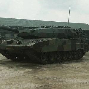 60 tons of steel and spinning -------------------------------------- Indonesian Army Leopard 2RI #Yonkav1Kostrad Video by : Bethany_Wearing_Boots | Forum Sejarah & Militer