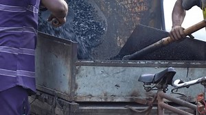 Un hombre descarga gravilla de mezcla: video de stock (totalmente libre de regalías) 3979899095 | Shutterstock