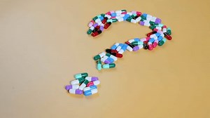 Comprimés comprimés capsules question marque forme : vidéo de stock (100 % libre de droit) 4002700969 | Shutterstock