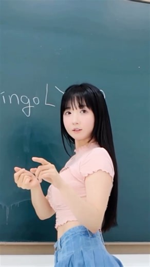 이린 LEE LYNイ・リン on Instagram: "授業中どこ見てるの？👩‍🏫 7/11日浅草でライブチケット予約してくれたの？🥰 수업중 한눈 팔지마!👩‍🏫🔥 #교실 #授業 #黒板 #グラビアアイドル"