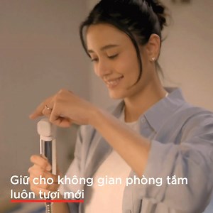 Đằng sau một tâm hồn luôn thư thái chính là một chiếc phòng tắm luôn sạch sẽ Mẹo chăm nhà cho bạn: Để nhà tắm luôn sạch bong, bạn hãy rửa sạch bụi bẩn và nấm mốc bằng vòi phun mạnh. Tìm hiểu về DuoStix Hygiene Spray đa năng tại đây: https://www.americanstandard.com.vn/search-results-products?keyword=hygiene spray #AmericanStandard #LifeLoveHome | American Standard Việt Nam