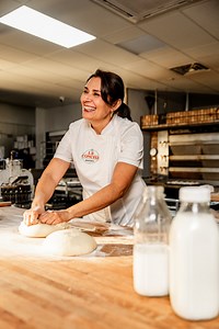 Cada gran panadería tiene una historia, y la de Claudia, dueña de “La Concha Bakery,” es una que llena el corazón. 💖 Conoce la inspiradora historia de Claudia y cómo transforma ingredientes únicos en el pan dulce perfecto. ¿Ya se te antojó? 😋Descubre su dedicación y creatividad — conoce su historia completa y vive la magia de la panadería local. | Toma Leche