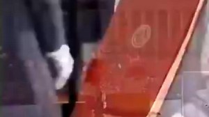 4.1K views · 40 reactions | 8 kwietnia 2005 roku odbył się pogrzeb Jana Pawła II. Papieża Polaka pożegnały tłumy wiernych. Podczas pogrzebu wydarzyło się coś, co stało się pewnym symbolem. W trakcie uroczystości wiatr zaczął przewracać strony ewangeliarza, który leżał na trumnie. Na koniec księga liturgiczna się zamknęła. | Inaczej rzecz ujmując | Facebook