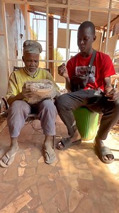 1.4M views · 84K reactions | #400000Fcfa et un complet boubou pour notre bénéficiaire. Un homme du 3 âge qui descend des charges lourd pour subvenir aux besoins de sa famille. #mahkasam #acsbepdemunies #solidarité #humanitaire | MahkaSam Officiel | Facebook