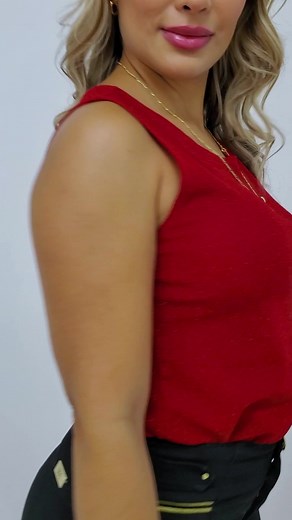 Estos jeans levanta cola destacan de inmediato. Gracias a su pretina amplia y sus 4 botones, ayudan a esculpir tus caderas y piernas, realzando tu figura con elegancia 👖😍 El tono negro y los detalles en la pretina los convierten en una elección versátil para cualquier ocasión que te presente el día. Combínalos con unas botas para lograr un look impecable 😎 #jean #jeans #skinnyjeans #jeanlevantacola👖 #jeanlevantacola #jeannegro #jeannegrotiroalto #style #lifestyle #fashionstyle #styleblogger 