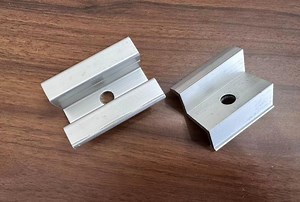 [Hot Item] Sunsoar Stable MID and End Clamp Block Solar System Bracket Accessories