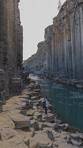 🏔️ One of the most beautiful places on Earth, Iceland is full of stunning beauty with mountains, waterfalls, forests, glaciers and geysers 🤯 🇮🇸 Some of our favorite spots in the country include: 💦 Skogafoss 💦 Seljalandsfoss 🟢 Mulagljufur Canyon ⛪️ Vik 🟢 Fjaðrárgljúfur Canyon ⛰️ Kirkjufell Mountain ⚫️ Reynisfjara 🏔️ Vestrahorn 🧊 Glacier Lagoon 🛀 Geo Sea Hot Springs 👋 Hello! We are a travel couple who loves to explore stunning landscapes, bucketlist hikes, picturesque beaches and amazi
