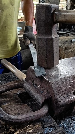 See the Traditional Way of Cutting and Shaping the Tip of the Nipple Handle #blacksmith #skills #art