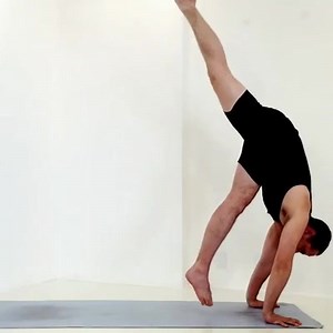 #handstand FUN: press up from Urdhva Prasarita Eka Padasana #handstandpress #adhomukhavrkshasana #yoga #yogamaze | Noah Mazé Yoga