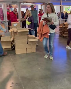 Expo doors are open! Come on down and join us! Free protein powder samples while they last! 🎉🏁 | Detroit Free Press Marathon