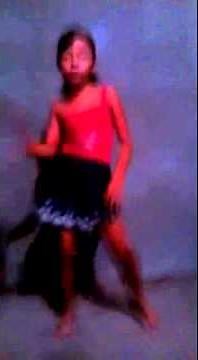 Niña de 9 años bailando