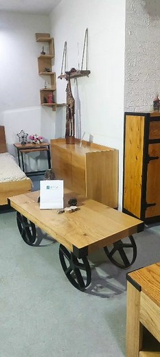 Table basse industrielle 💞 Crédit photos : Lounga Meubles. #table #tablebasse #coffeetable #tablechene #tablesalon #homedecor #streetstyle #design #archidaily #amenagementinterieur #demenagement #surmesure #fabrication | Lounga Meubles